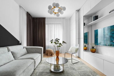 Пример оригинального дизайна: гостиная комната в современном стиле с белыми стенами и акцентной стеной