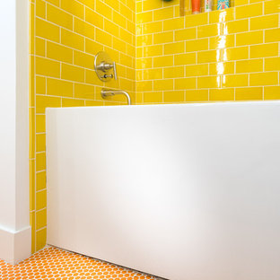 Esempio di una grande stanza da bagno per bambini moderna con ante in stile shaker, ante bianche, vasca freestanding, doccia alcova, piastrelle gialle, piastrelle diamantate, pareti bianche, pavimento con piastrelle a mosaico, lavabo sottopiano, top in quarzo composito, pavimento arancione e porta doccia a battente