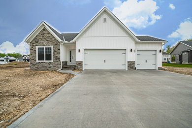 Farmhouse exterior home photo in Cleveland