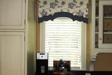 Elegant kitchen photo in Cincinnati