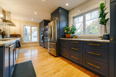 Example of a minimalist kitchen design in New York