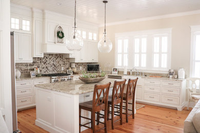 Kitchen - farmhouse kitchen idea in Atlanta