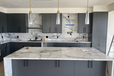 Example of a minimalist kitchen design in Los Angeles