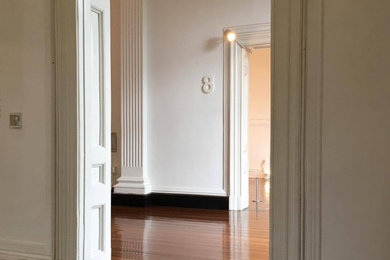 Mittelgroßes Modernes Foyer mit weißer Wandfarbe, braunem Holzboden, Doppeltür, weißer Haustür, braunem Boden, Deckengestaltungen und Wandgestaltungen in Düsseldorf