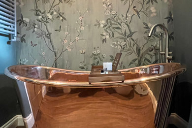 ウエストミッドランズにある高級な小さなトラディショナルスタイルのおしゃれな浴室 (中間色木目調キャビネット、置き型浴槽、緑の壁、洗面台1つ、フローティング洗面台) の写真