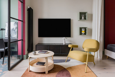 Свежая идея для дизайна: гостиная комната в современном стиле с бежевыми стенами и светлым паркетным полом - отличное фото интерьера