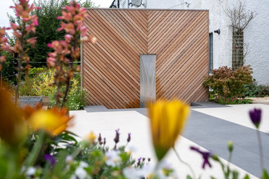 Inspiration for a medium sized back full sun garden for summer in Glasgow with a wood fence.