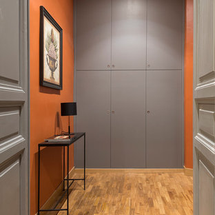 На фото: прихожая в стиле ретро с