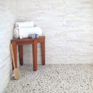 Foto di una stanza da bagno padronale moderna con doccia aperta, piastrelle in pietra e pavimento con piastrelle di ciottoli