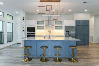 Inspiration for a modern kitchen remodel in Tampa