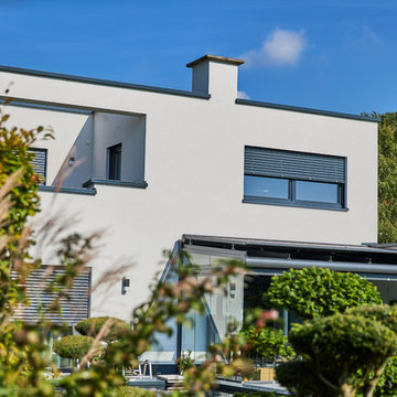 Villa im Bauhausstil mit Teich im Garten