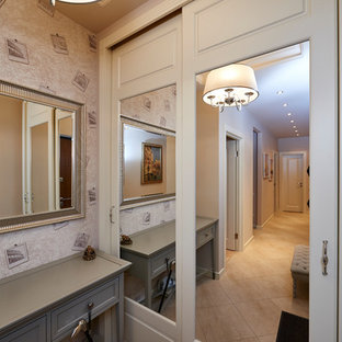 Exemple d'une entrée éclectique de taille moyenne avec un couloir, un mur beige, un sol en carrelage de porcelaine, une porte hollandaise, une porte blanche et un sol multicolore.