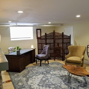 ニューヨークの中サイズのエクレクティックスタイルのおしゃれな地下室 (半地下 (窓あり) 、黄色い壁、セラミックタイルの床、標準型暖炉、石材の暖炉まわり、黄色い床) の写真