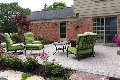 Elegant patio photo in Detroit