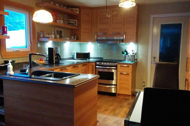 Inspiration for a small contemporary u-shaped kitchen remodel in Montreal with shaker cabinets, granite countertops and glass tile backsplash