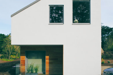 Réalisation d'une terrasse latérale minimaliste.
