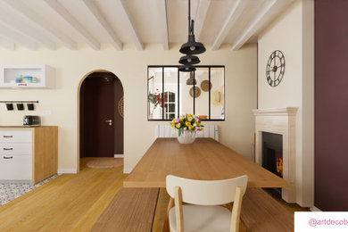 Inspiration pour une grande salle à manger ouverte sur le salon rustique avec un mur beige, sol en stratifié, une cheminée standard, un manteau de cheminée en pierre, un sol beige, poutres apparentes et verrière.