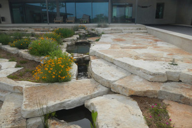 Example of a mountain style home design design in Austin