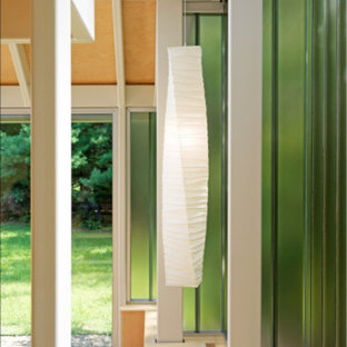 ボストンの大きいコンテンポラリースタイルのおしゃれなヨガスタジオ (竹フローリング、ベージュの壁、ベージュの床) の写真