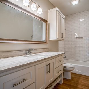 Badezimmer mit Badewanne in Nische und Vinylboden Ideen, Design