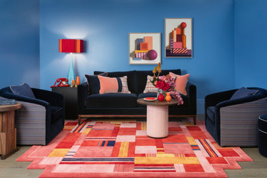 Imagen de salón pequeño con paredes azules, suelo de madera en tonos medios y suelo marrón
