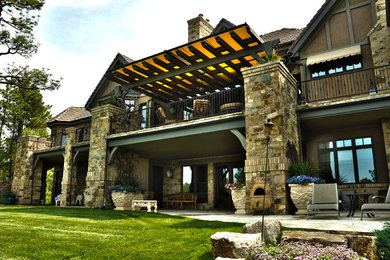 Example of a transitional patio design in Denver