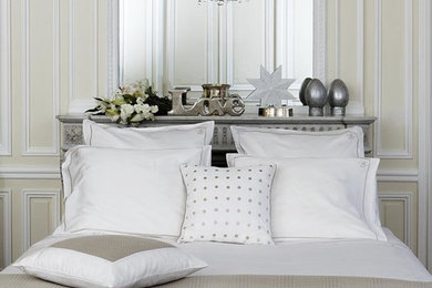 Inspiration for a transitional bedroom in Paris.