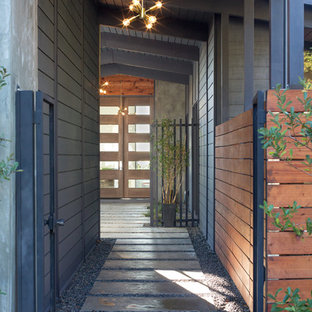 Foto på ett retro grått betonghus, med två våningar