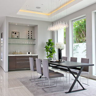 Cette photo montre une grande salle à manger ouverte sur le salon tendance avec un mur blanc et un sol en carrelage de porcelaine.