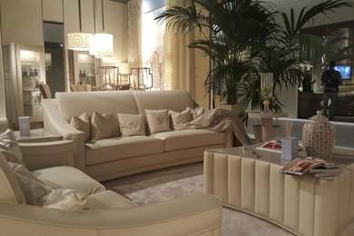 Immagine di un soggiorno chic di medie dimensioni e chiuso con sala formale, pareti beige, parquet chiaro, TV a parete e pavimento beige