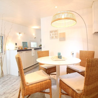 ドルトムントの中サイズのビーチスタイルのLDKの画像 (白い壁、淡色無垢フローリング、暖炉なし、グレーの床)