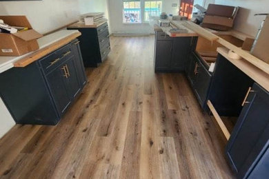 Kitchen - country kitchen idea in Austin