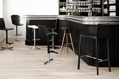Example of a minimalist home bar design in San Francisco