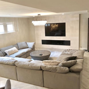 Exempel på en mellanstor modern källare utan fönster, med beige väggar, klinkergolv i porslin, en standard öppen spis, en spiselkrans i sten och grått golv