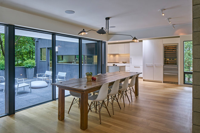 Midcentury Dining Room by MATHISON | MATHISON ARCHITECTS