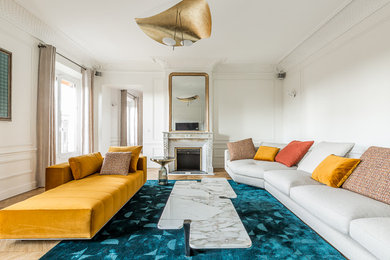 Aménagement d'un salon contemporain de taille moyenne et fermé avec un mur blanc, parquet clair et une cheminée standard.
