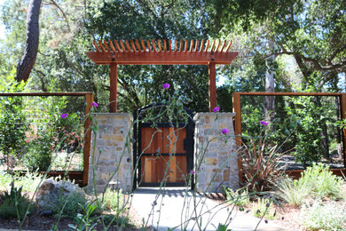 Diseño de jardín rural con adoquines de piedra natural y con metal