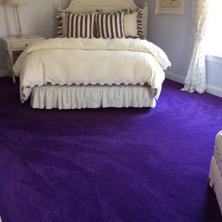 Aménagement d'une chambre classique de taille moyenne avec un mur marron, aucune cheminée et un sol violet.