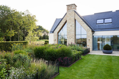 This is an example of a contemporary garden in Oxfordshire.