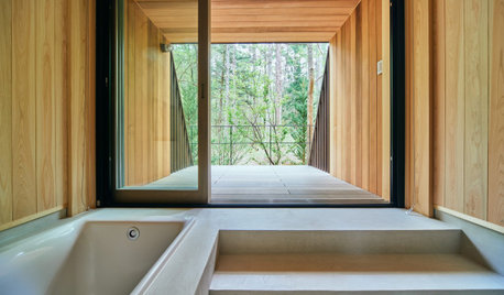 家族で自然を満喫。極上の浴室と広々としたデッキを備えた軽井沢の別荘