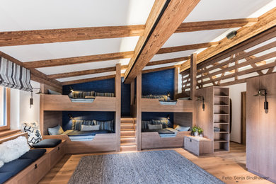 Großes Uriges Gästezimmer mit braunem Holzboden und Tapetenwänden in München