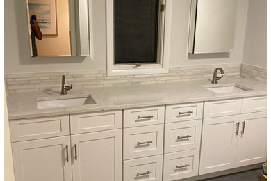 Ejemplo de cuarto de baño principal y doble minimalista con armarios con paneles lisos, puertas de armario blancas, encimera de cuarzo compacto, suelo gris y encimeras blancas