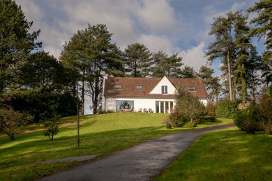 Cette photo montre une façade de maison chic.