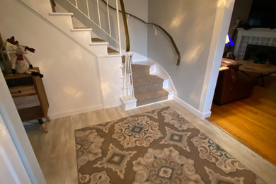 Example of an eclectic staircase design in Toronto