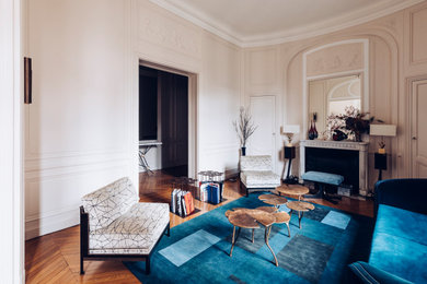 Foto de biblioteca en casa abierta contemporánea grande sin televisor con paredes beige, suelo de madera clara y chimenea de doble cara