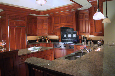 Kitchen - traditional kitchen idea in Seattle