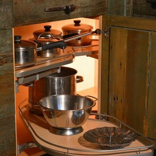 Große Urige Küche in U-Form mit Vorratsschrank, Unterbauwaschbecken, grünen Schränken, Granit-Arbeitsplatte, weißen Elektrogeräten, braunem Holzboden, Halbinsel und Schrankfronten im Shaker-Stil in New York