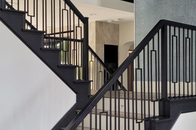 サクラメントにあるコンテンポラリースタイルのおしゃれな階段の写真