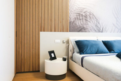 Esempio di una camera da letto design con carta da parati