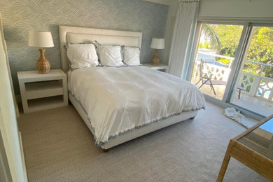 マイアミにある中くらいなトロピカルスタイルのおしゃれな主寝室 (カーペット敷き、暖炉なし、グレーの床) のインテリア